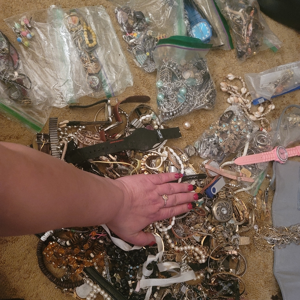 LOT COSTUME JEWELRY